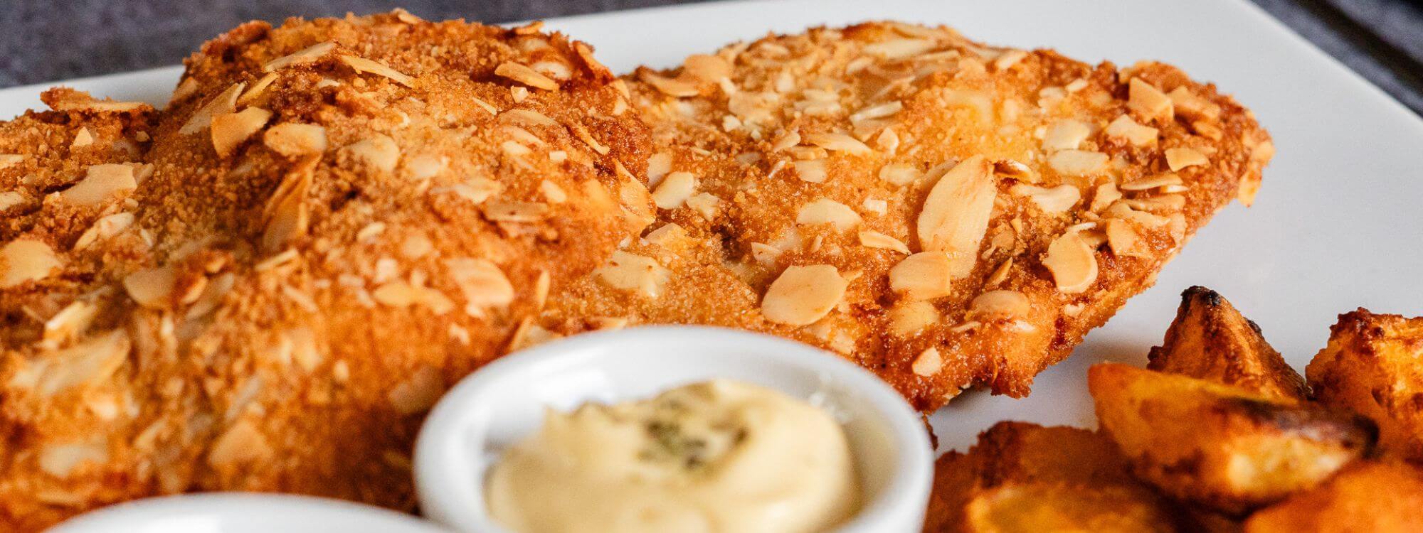 Mandelschnitzel mit Bratkartoffeln